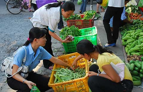 Ghé chợ lề đường để hiểu công nhân