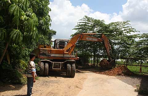 Ủy ban dỡ đoạn cống, cả xóm phản ứng
