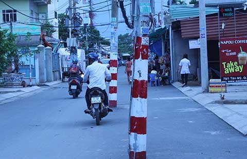 Nhanh chóng dời hàng loạt cột điện giữa đường