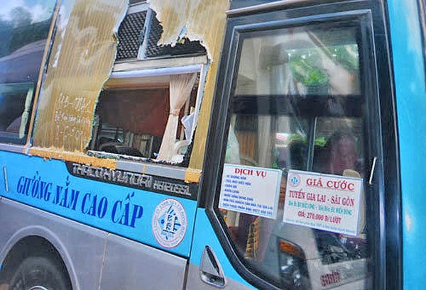 Con ném đá xe khách, cha mẹ bồi thường 3 triệu đồng