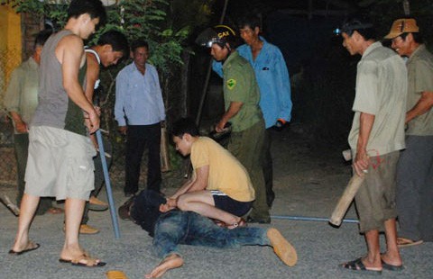 Cả làng trị trộm chó bằng dây, gậy, mõ