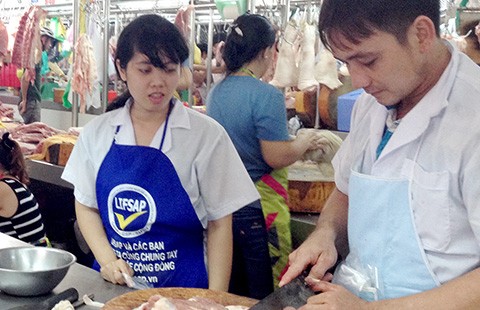 Heo sạch từng bước vào chợ