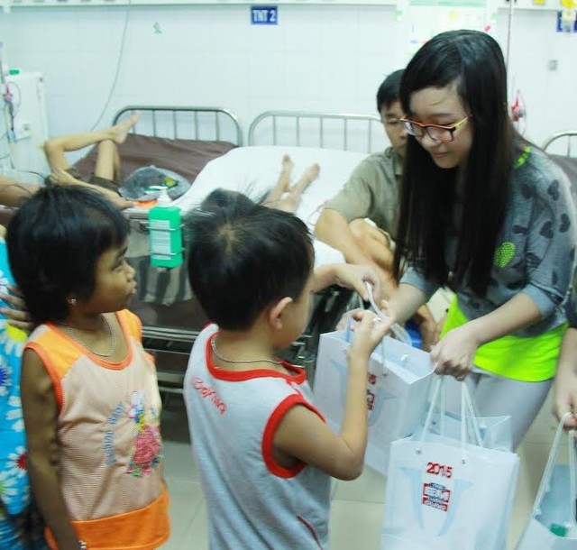 Cha mẹ 'úm' quá kỹ, con không biết sẻ chia?