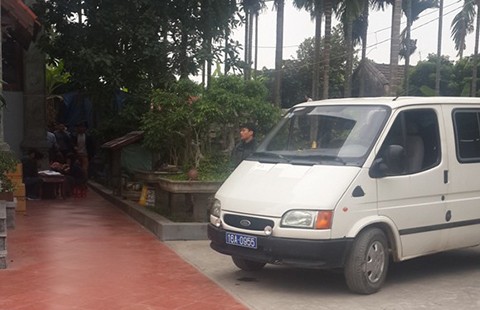 Xe biển xanh chở 50 quý bà đi đánh bạc