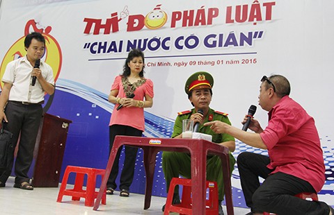 Khách gặp ‘chai nước có gián’