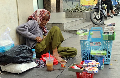 Mùa xuân của bà lão bán thuốc lá