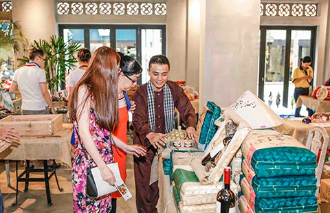 Ra đường mua sách và nghe hát bội