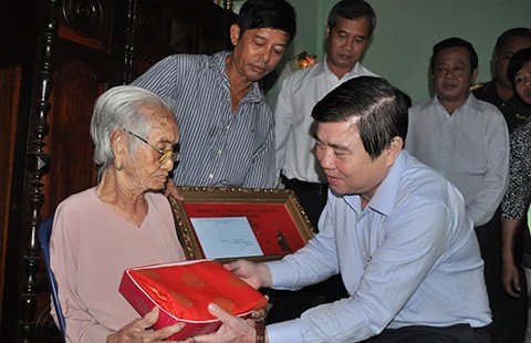 Lãnh đạo TP.HCM chúc tết hộ nghèo huyện Cần Giờ
