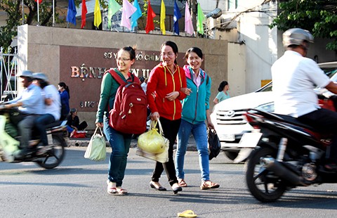 Đi bộ sai: Hà Nội phạt nhiều, TP.HCM nhắc nhở