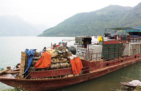 Chợ phiên độc đáo dọc sông Ðà
