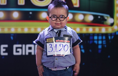 Con nít chạy sô hơn cả hoa hậu