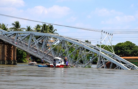 Sập cầu Ghềnh, đường sắt vào Sài Gòn đứt mạch