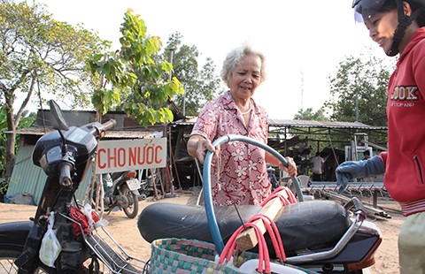 Cụ già cho nước miễn phí giữa vùng hạn mặn