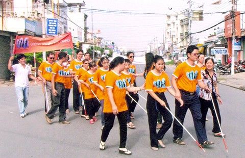 Người mù đi trước rước người đồng cảnh theo sau