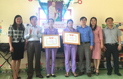 Khen thưởng hai cô giáo dũng cảm cứu trò bị ong rừng tấn công