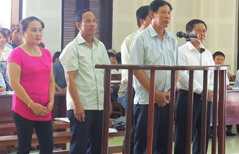 Bán lô gỗ vật chứng trước khi tòa xử