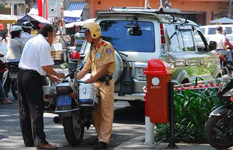 Phạt lỗi vượt đèn vàng: Nhiều điểm chưa ổn