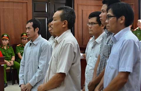 Công an còng tay ‘mời’ nghi can lúc 3 giờ sáng