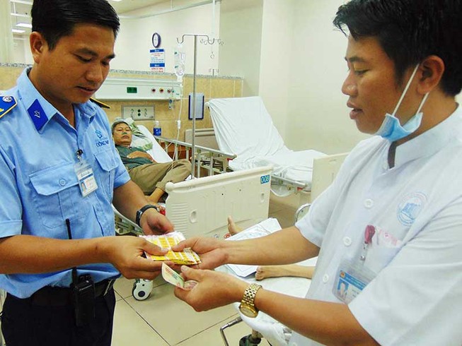 Nhân viên cấp cứu bán vé số giúp bệnh nhân
