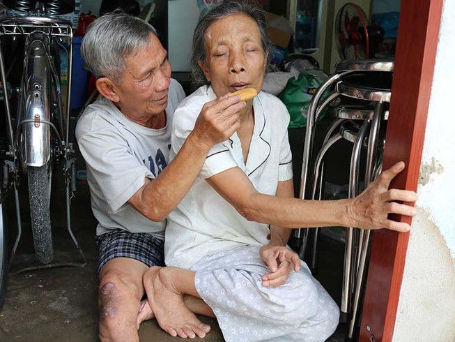 Người đàn ông bán vé số thủy chung