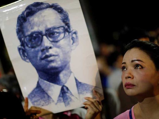 Quốc vương Bhumibol: Vị thánh sống của người Thái