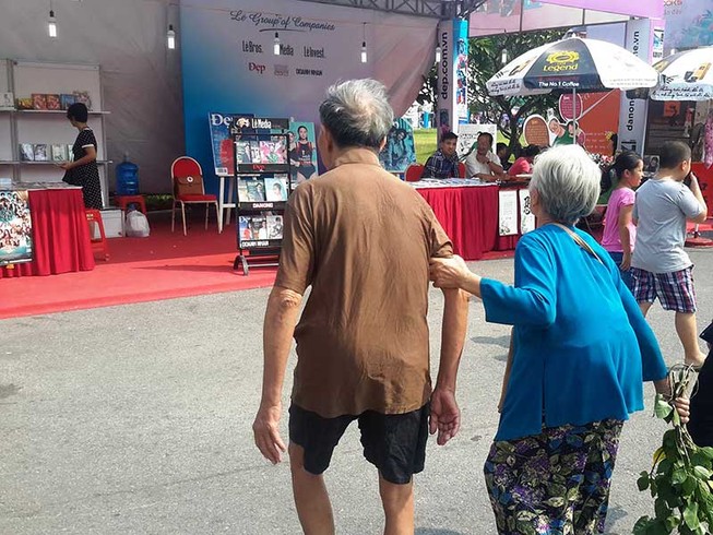 Hai người già ở hội sách