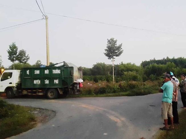 Dân chặn xe nhà máy xử lý rác gây thối