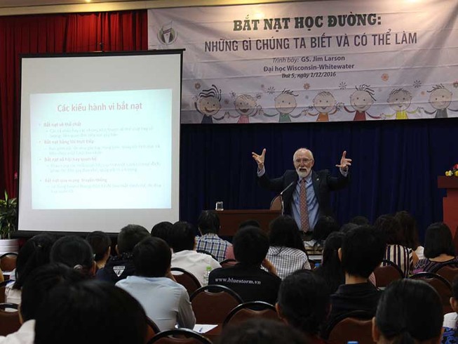 Giáo sư nước ngoài chỉ cách trị bắt nạt học đường