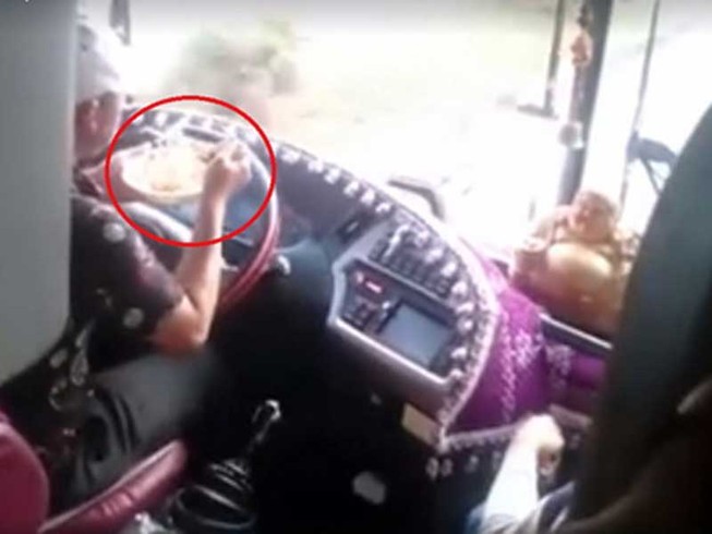 Vừa lái xe vừa ăn mì: Coi thường tính mạng hành khách