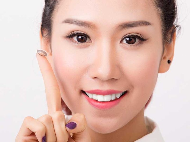 Mù mắt chỉ vì đeo kính áp tròng