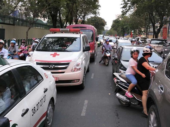 Giảm kẹt xe: Bứng cao ốc ra vùng ven