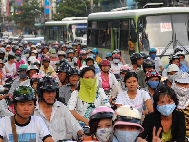 Hạn chế ngay xe máy để rộng đường cho xe buýt?