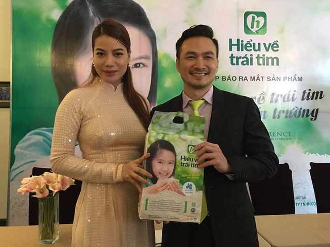 Trương Ngọc Ánh đi bán gạo giúp trẻ em nghèo