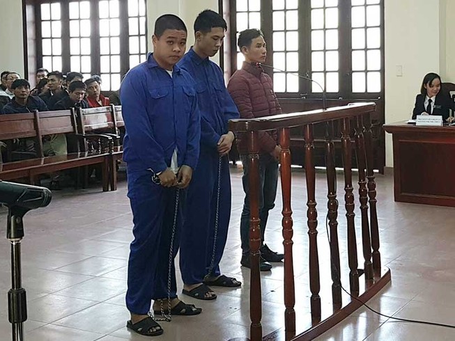 Côn đồ gây sự đánh người, truy sát nạn nhân tới cùng