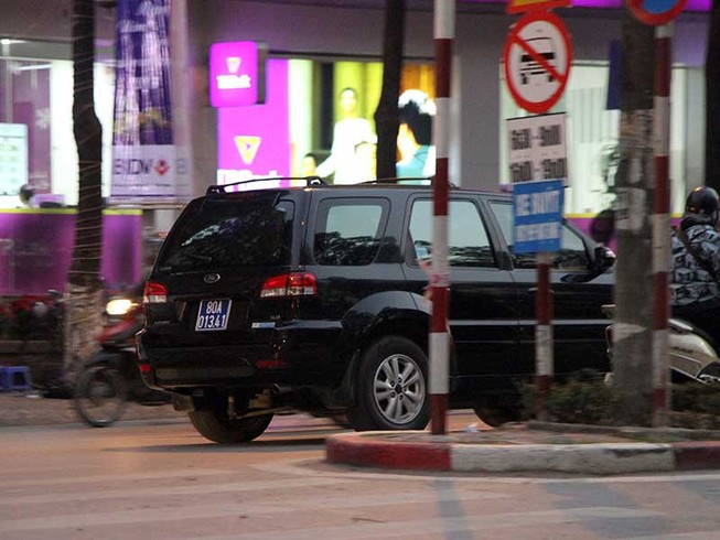 Xe biển xanh nghênh ngang vào đường cấm