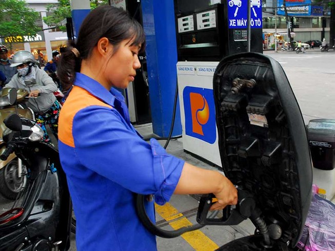 1 lít xăng sẽ phải gánh 13.000 đồng thuế, phí ?