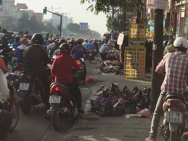 Đổ xuống đường bán hàng, giao thông thêm căng