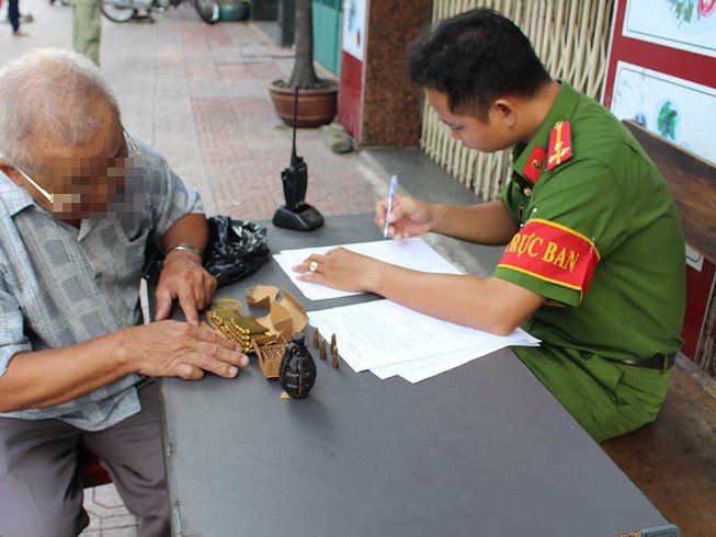 TP.HCM: Dân mang nộp hàng trăm súng, đạn