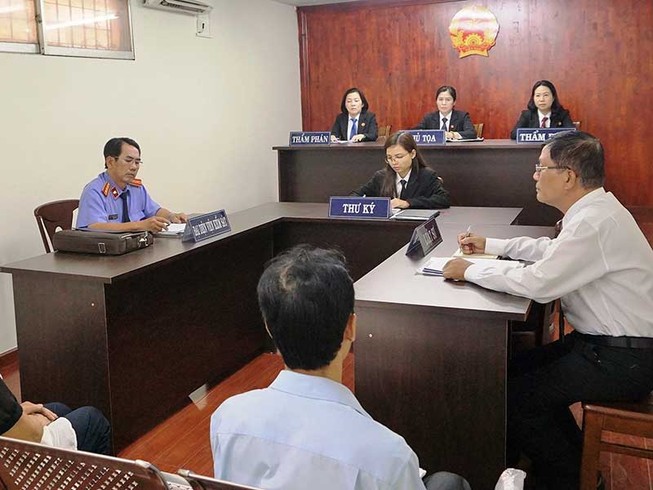 Luật sư ngồi ngang kiểm sát viên là tiến bộ
