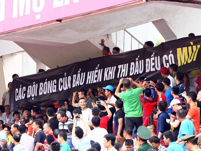 Nguy cơ vỡ sân ở V-League