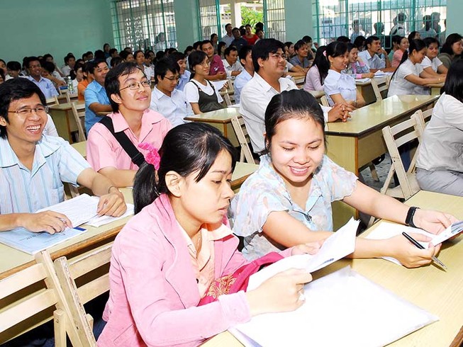 Tuyển dụng công chức, viên chức đòi hộ khẩu: Trái luật