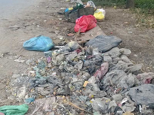 Rác bao vây vòng xoay An Lạc