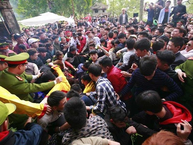 Tranh cướp tại lễ hội là suy thoái đạo đức