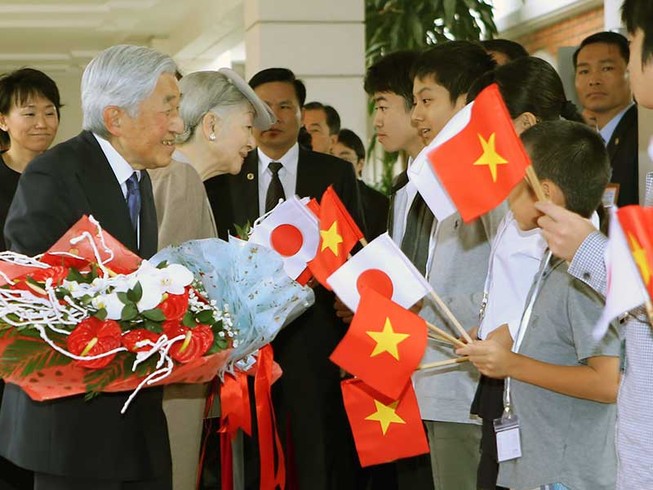 Nhật hoàng và hoàng hậu bắt đầu thăm Việt Nam