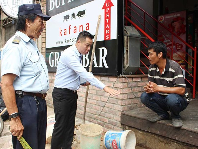 Dân tự tháo dỡ phần vi phạm vỉa hè