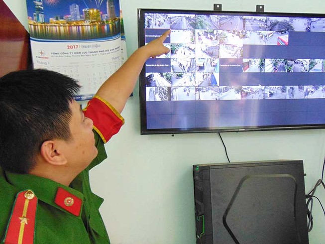 Mắc cỡ vì bị công an buộc phải thu gom rác đổ bậy