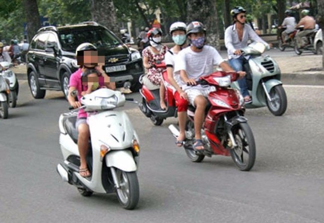 Lái xe nghe điện thoại, dại thì chết