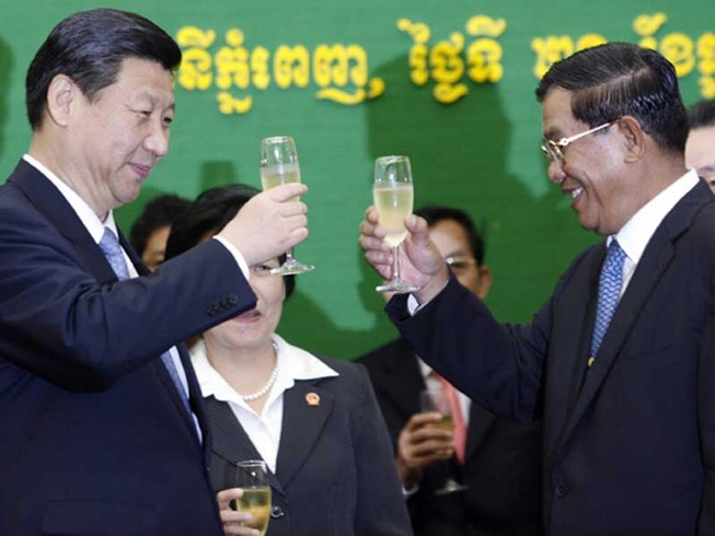 Campuchia đang xa Mỹ gần Trung
