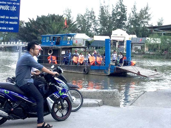 Người Sài Gòn xếp hàng chờ đò qua sông