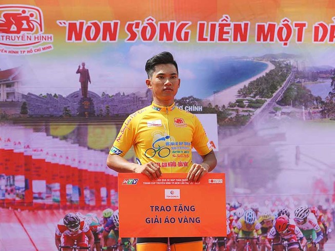 Hotboy tuổi 18 và chiếc áo vàng mơ ước